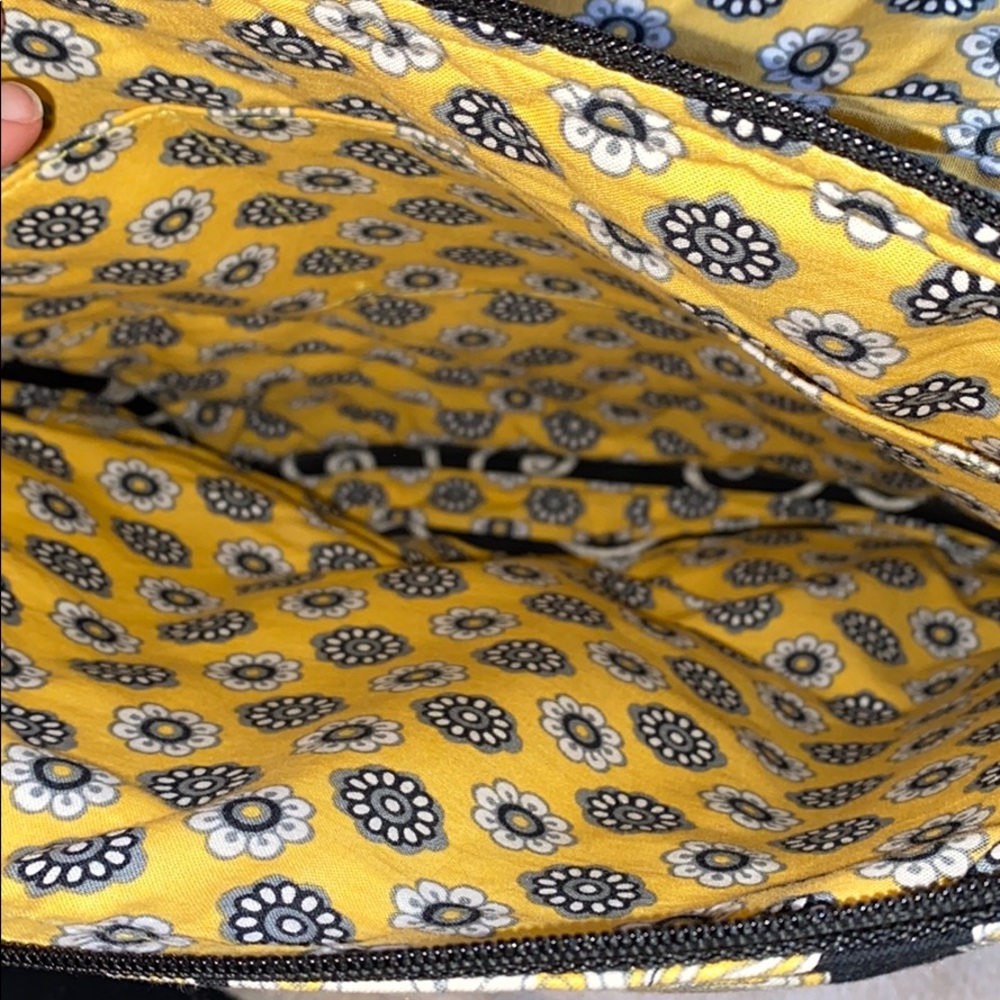 Large Vera Bradley Crossbody in classic pattern - Picture 4 of 4